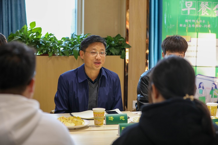 汤志校长与新生代表亲切交谈.jpg 汤志校长与新生代表亲切交谈.jpg