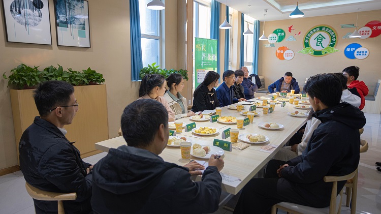 汤志校长主持召开早餐会.jpg 汤志校长主持召开早餐会.jpg