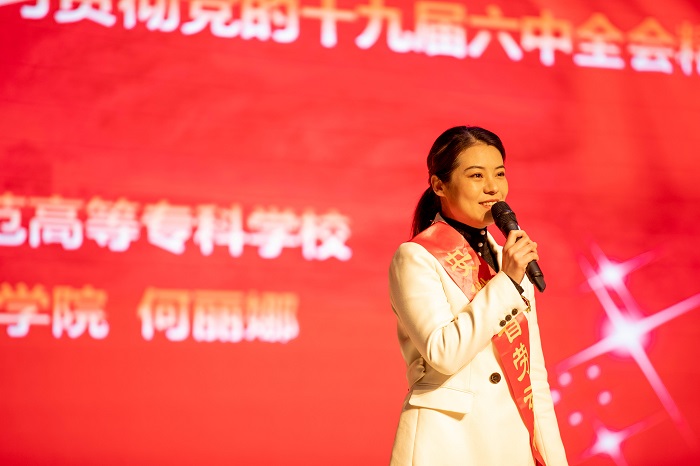 何丽娜作主题宣讲.jpg 何丽娜作主题宣讲.jpg